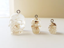 Load image into Gallery viewer, Resin Skull Daisy Necklace Real Flower Jewelry Transparent